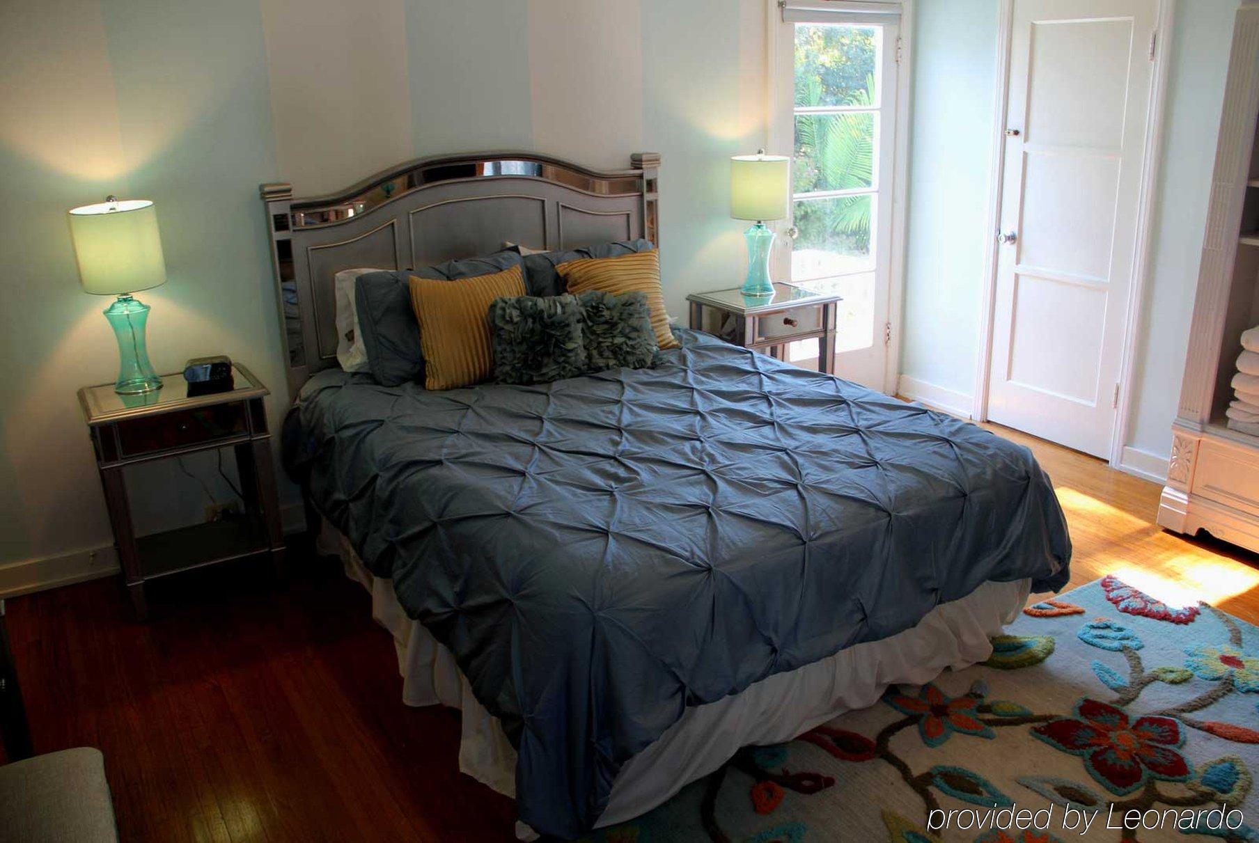 Cinema Suites Bed & Breakfast Hsr19-19-001050 Los Angeles Exterior photo